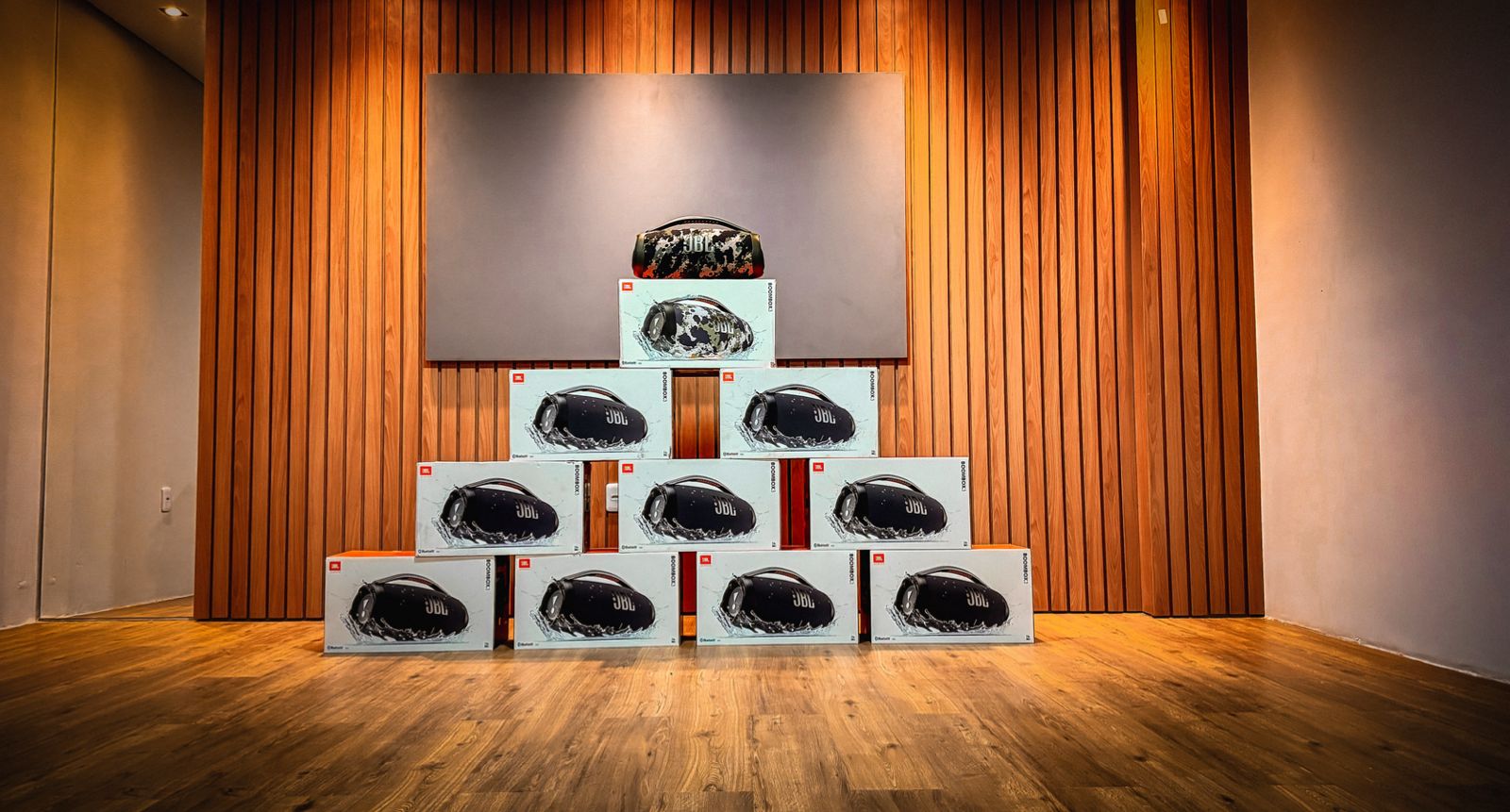 JBL Boombox ou R$ 2.200 na conta