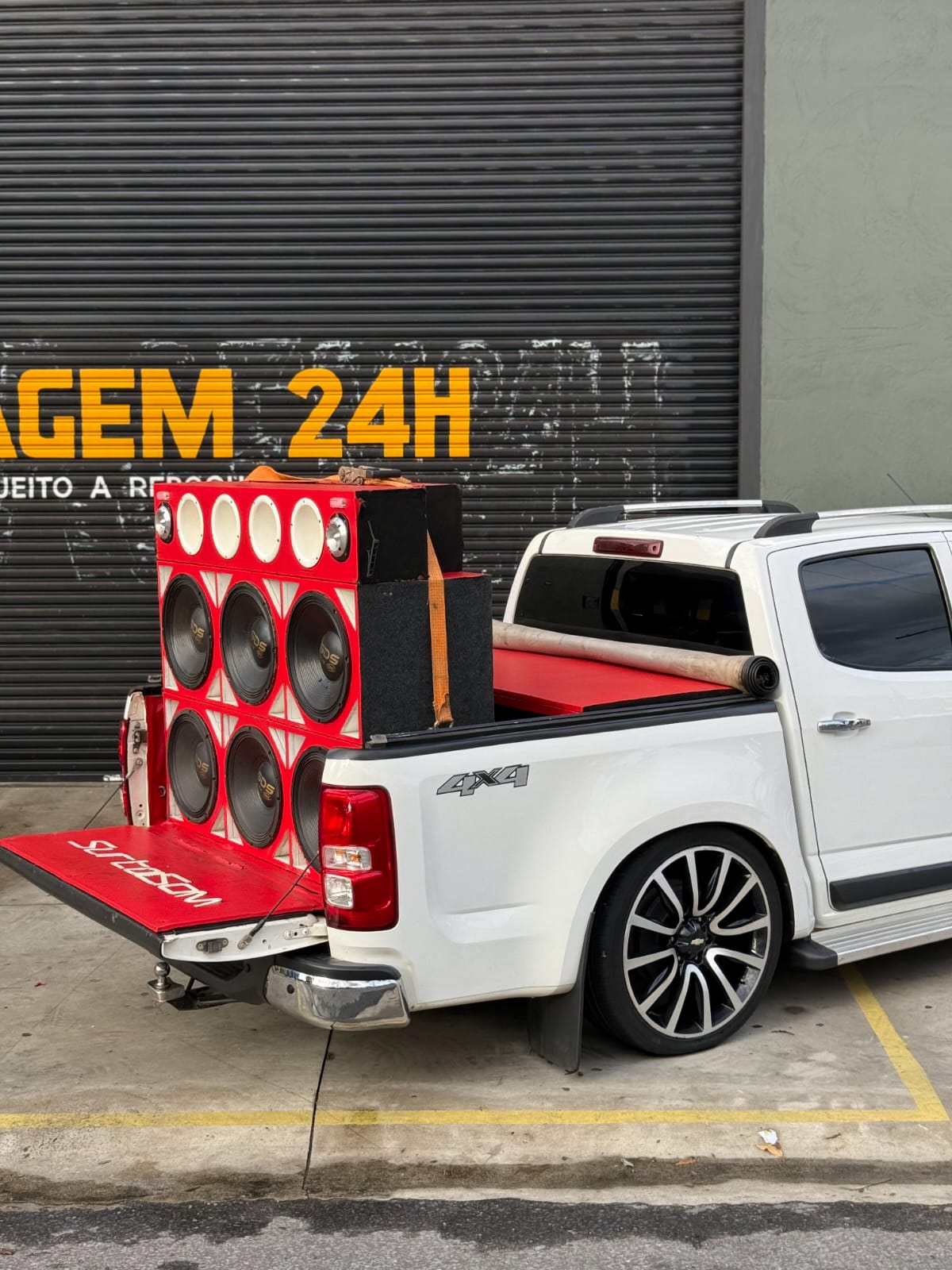 S10 REBAIXADA COM SOM 6x4 NA CAÇAMBA