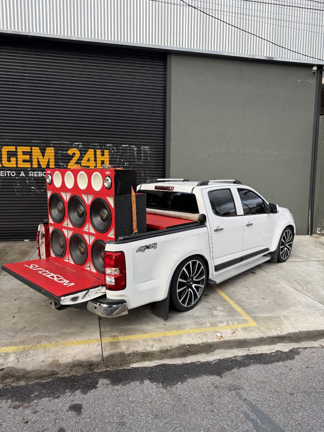 S10 REBAIXADA COM SOM 6x4 NA CAÇAMBA