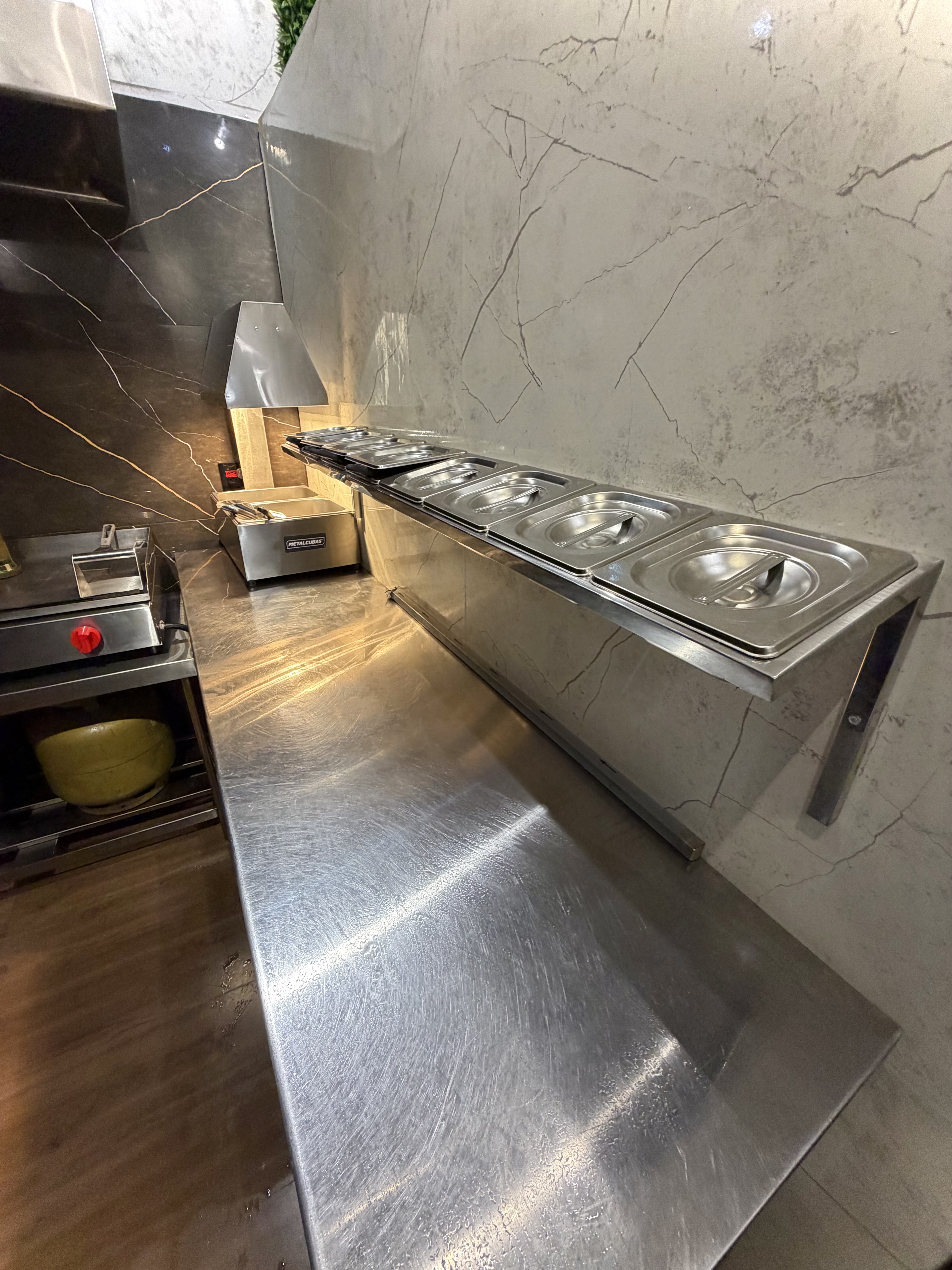 HAMBURGUERIA COMPLETA + 2 MOTO FAN 160c