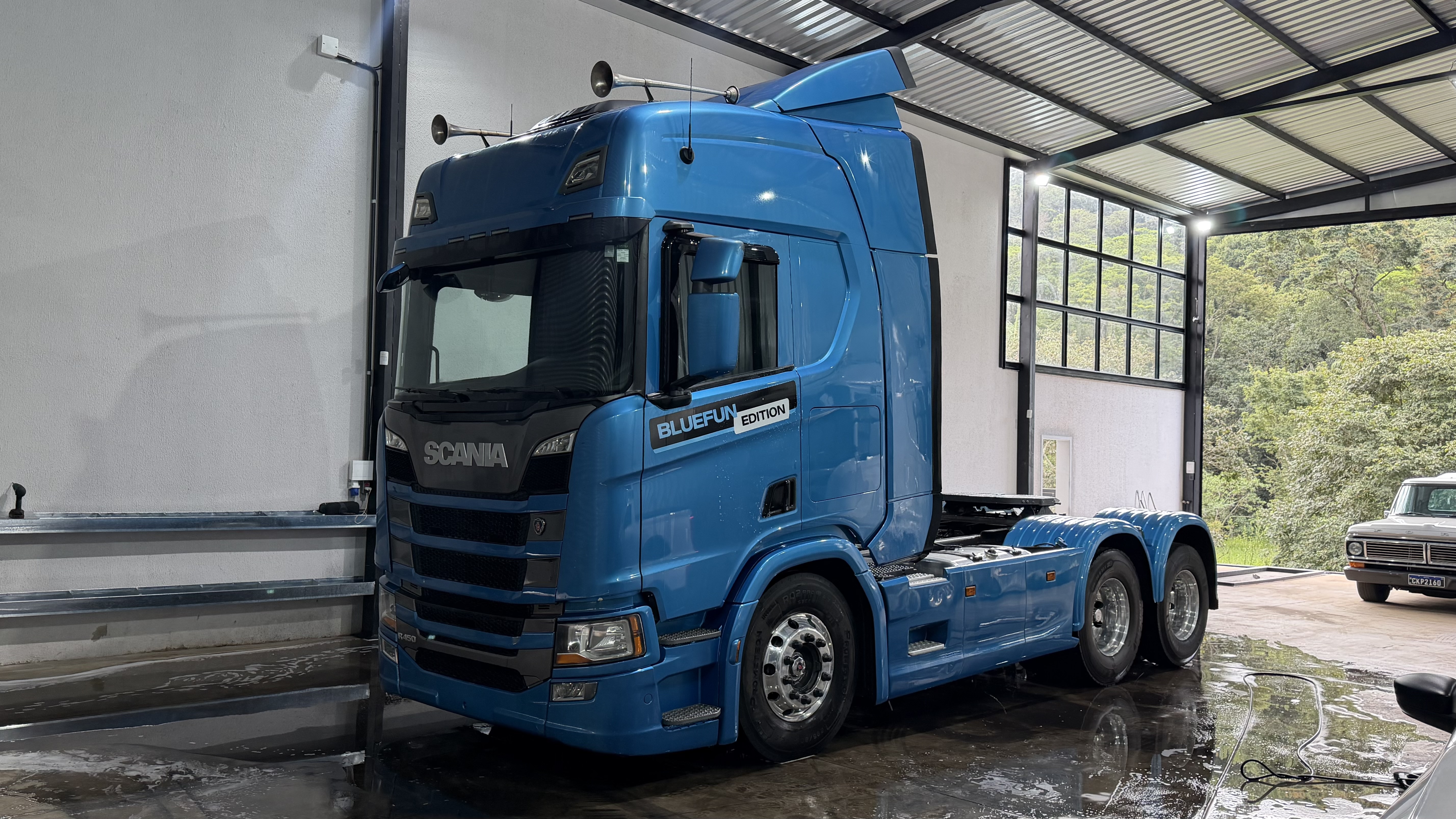 SCANIA R450 + 10 IPHONES 17