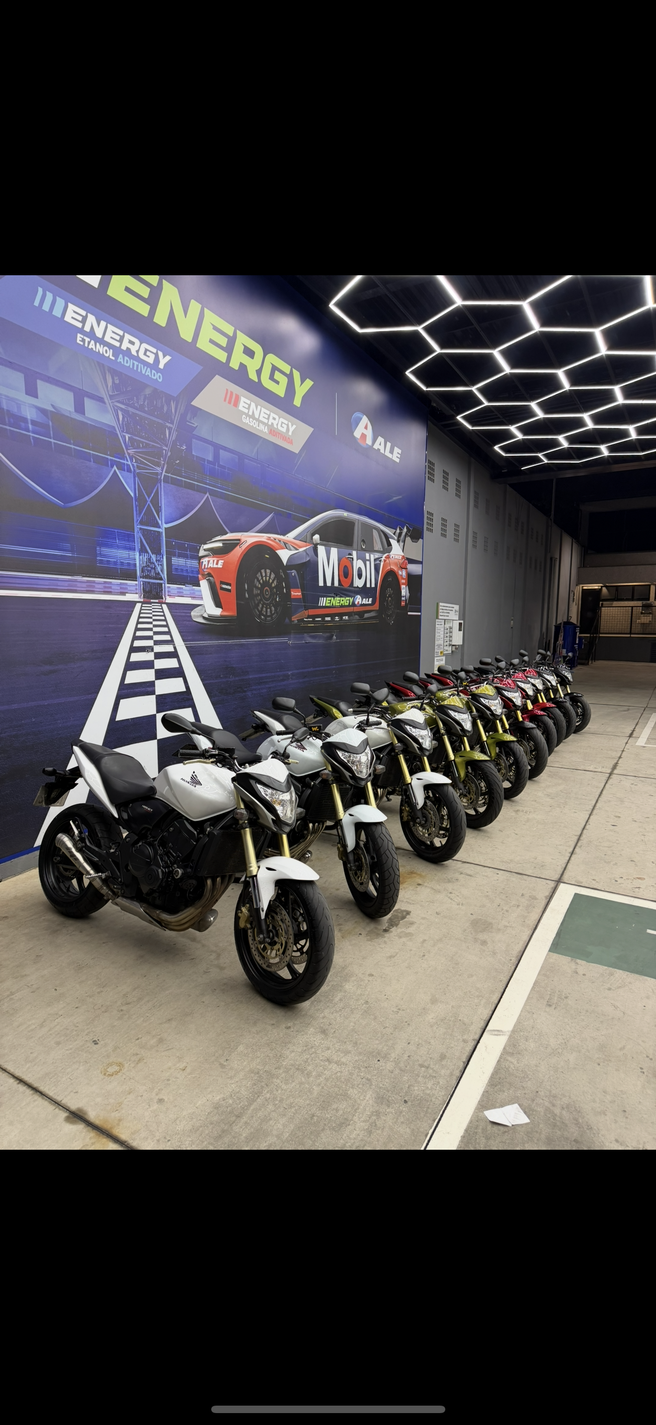1 MOTO HORNET 600c 