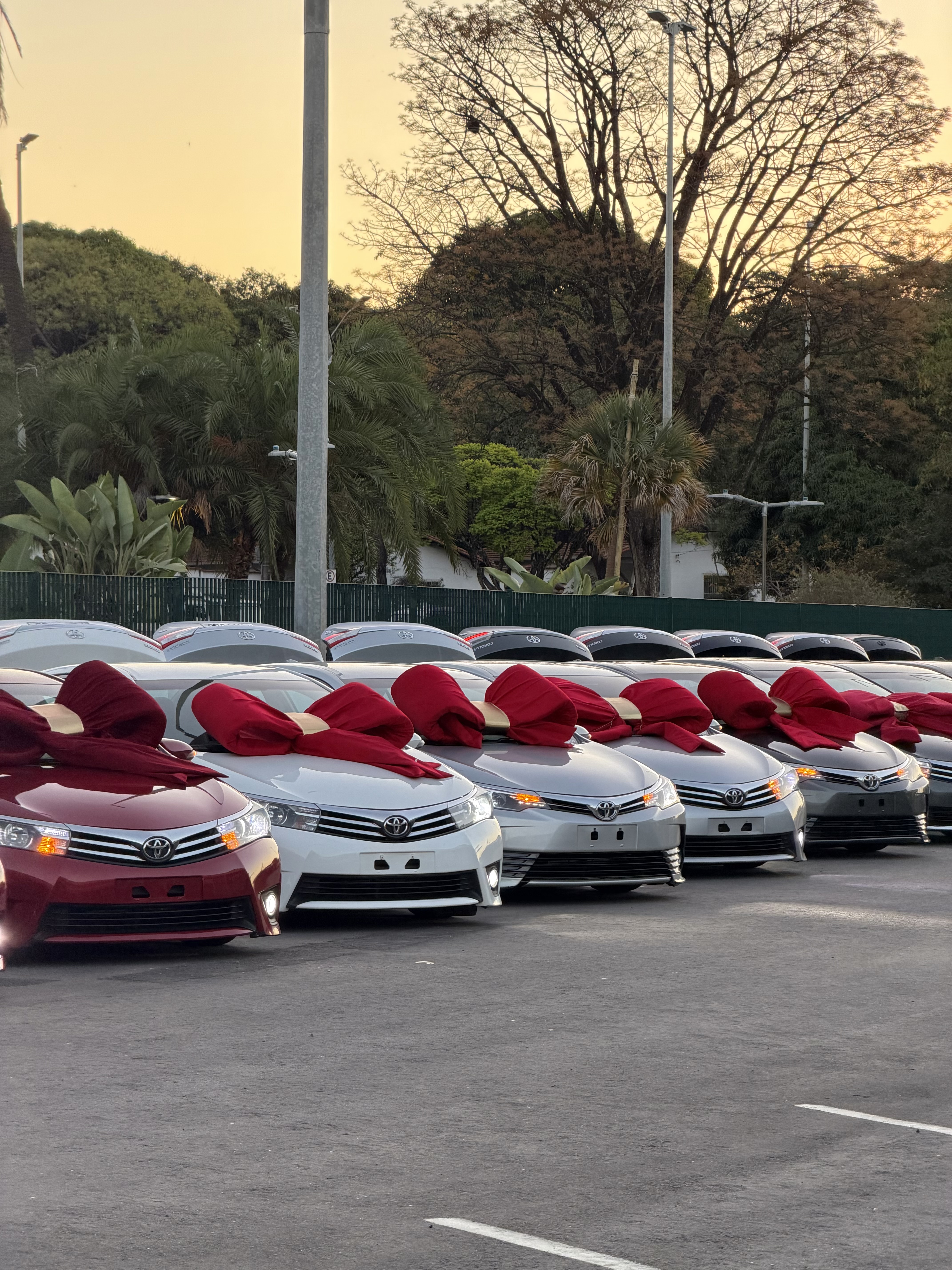 1 CARRO COROLLA REBAIXADO !